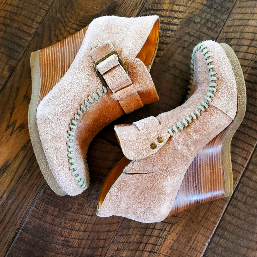 Nine West womens pink suede wedges